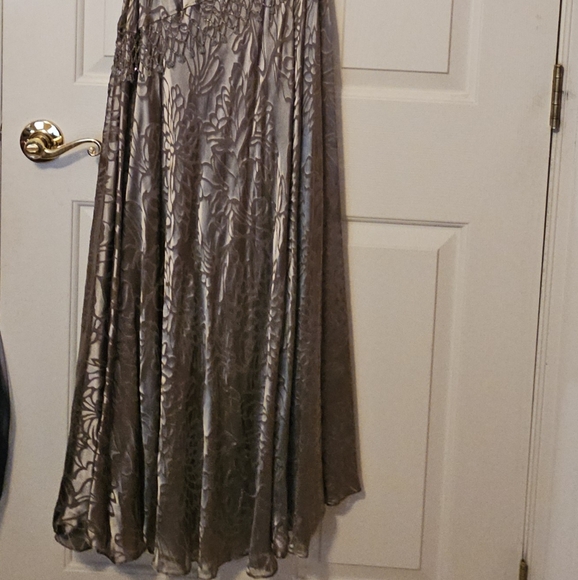 Lovely new evening gown - Picture 5 of 5
